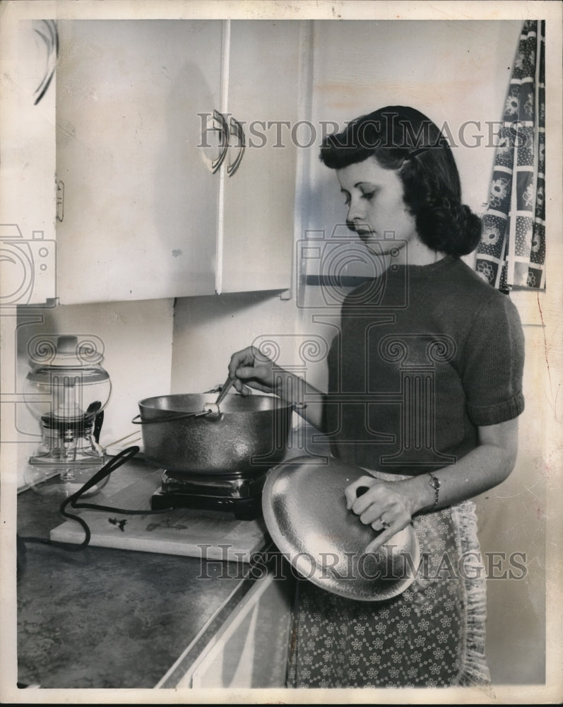 Press Photo Mrs G R Esch