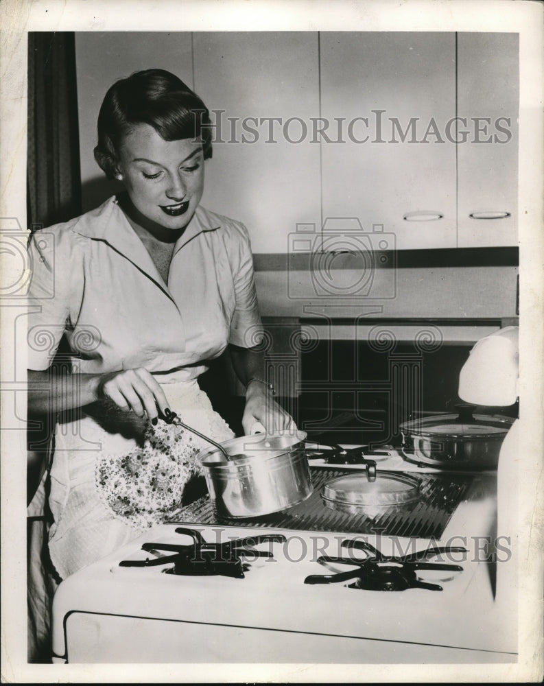 Press Photo Housekeeping- kitchens