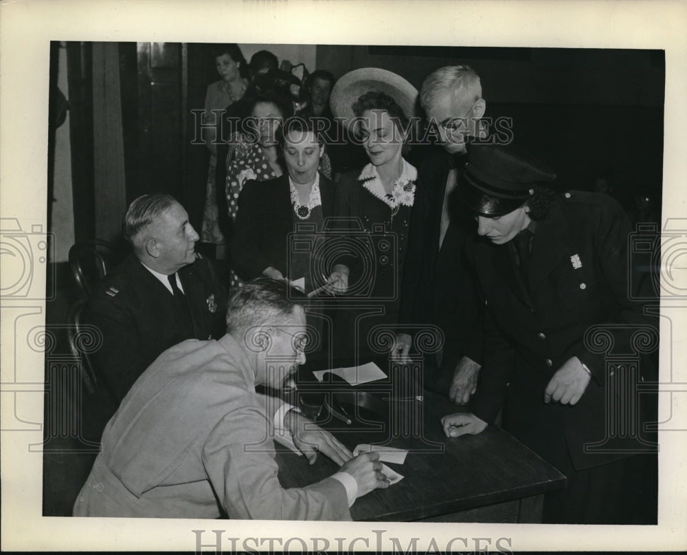 1943 Press Photo Guards Signing Up With Captain Arthur V Roth & Wyatt M Nichols