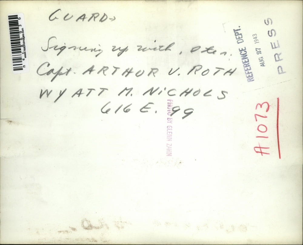 1943 Press Photo Guards Signing Up With Captain Arthur V Roth & Wyatt M Nichols