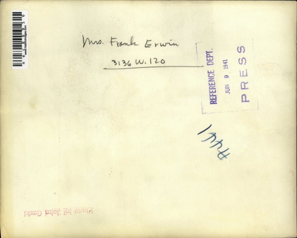 1941 Press Photo Mrs Frank Erwin at work gardening