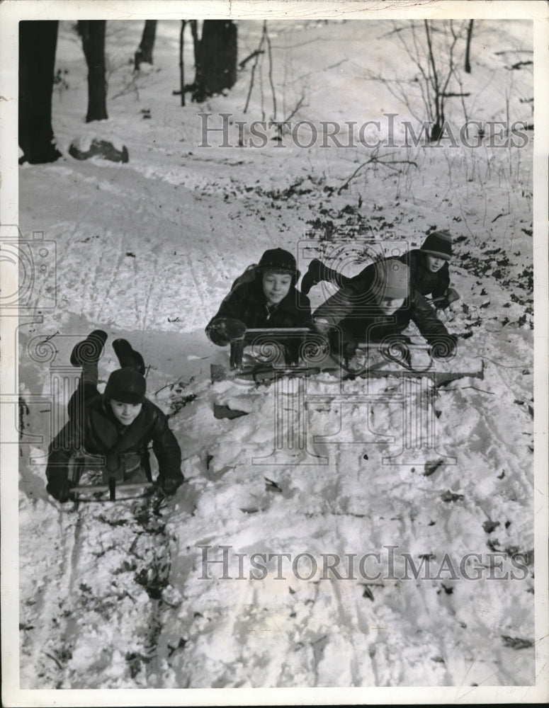 1942 Press Photo Kids S Hill, D Halton,R Koch,D Cerff,D Hayes sledding