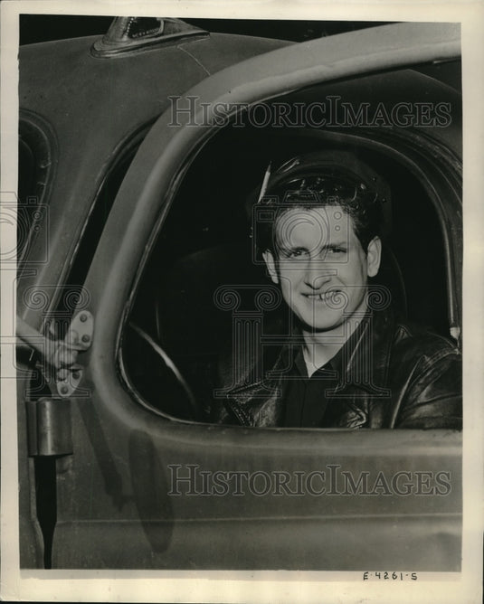 1944 Press Photo Kenneth Spencer at Rudson Motor Car Co in Detroit Mich- Historic Images