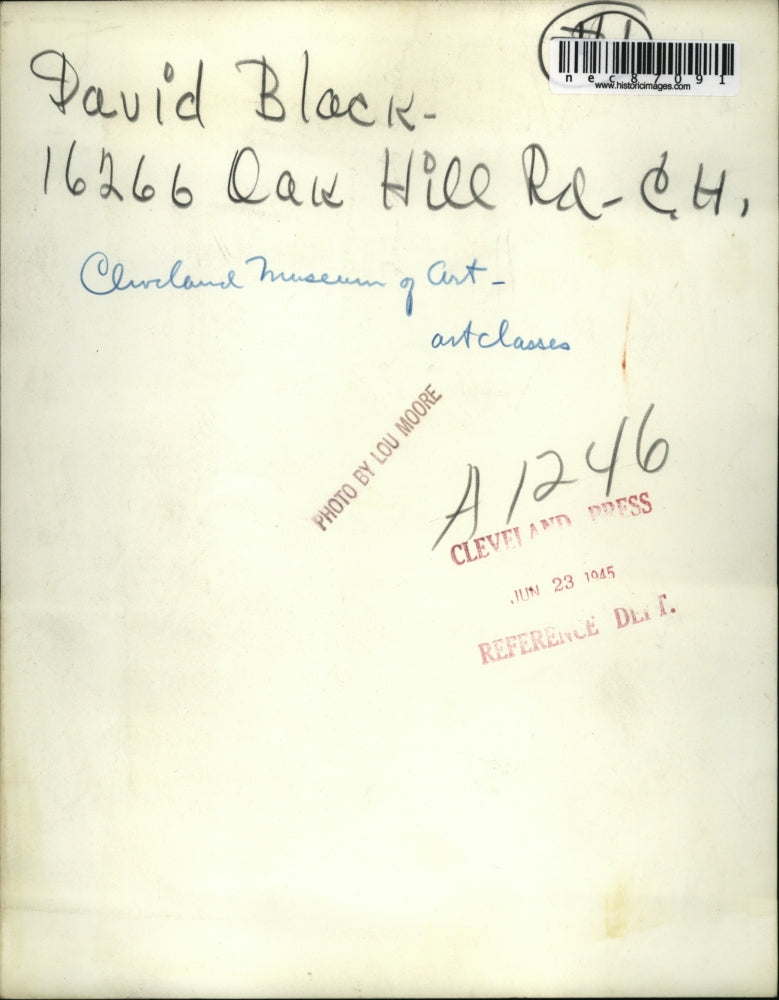 1945 Press Photo David Black Cleveland Museum of Art at a art class