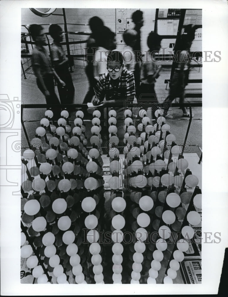 Press Photo A child at Light Cube exhibit at Calif Museim of Science & Industr