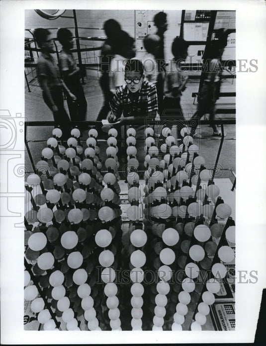 Press Photo A child at Light Cube exhibit at Calif Museim of Science & Industr
