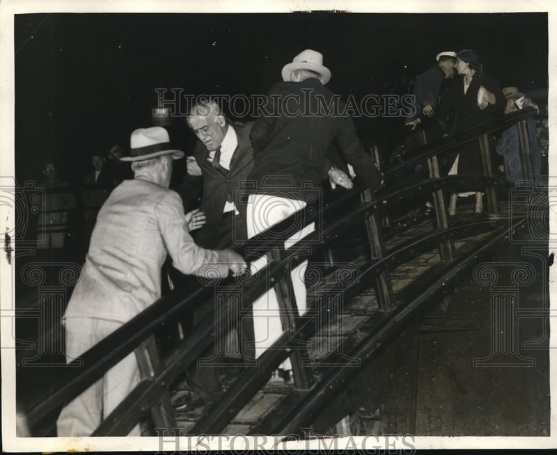 Load image into Gallery viewer, 1935 Press Photo Stranded Passengers of Ward Liner of Havana - nec87236
