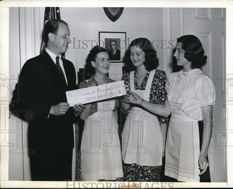 Load image into Gallery viewer, 1942 Press Photo NYC Mrs Geo Carr Henry, Ethel Husband, Mrs CP Stone, N Morris of NYC
