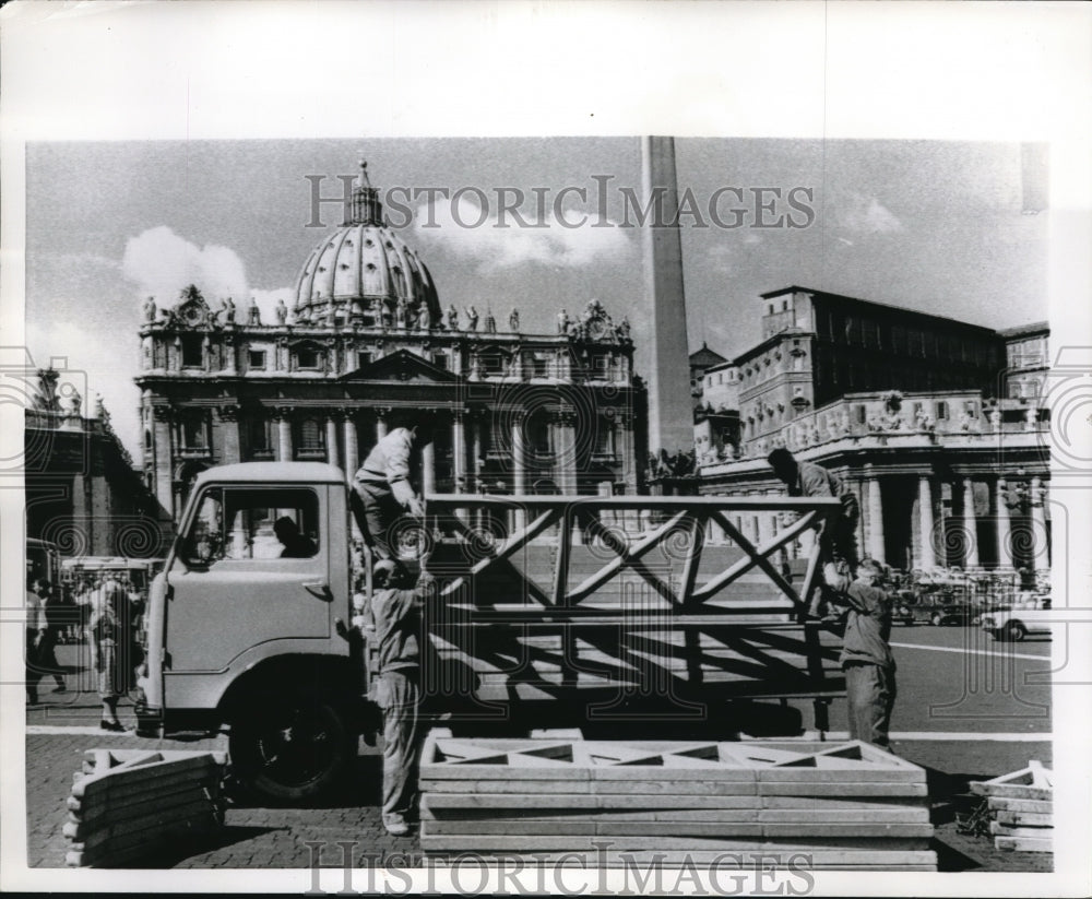 1965 Press Photo Rome Italy workers set fences for crowds at St Peter's Basicilca