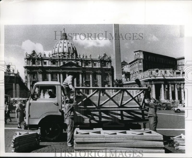 Load image into Gallery viewer, 1965 Press Photo Rome Italy workers set fences for crowds at St Peter's Basicilca
