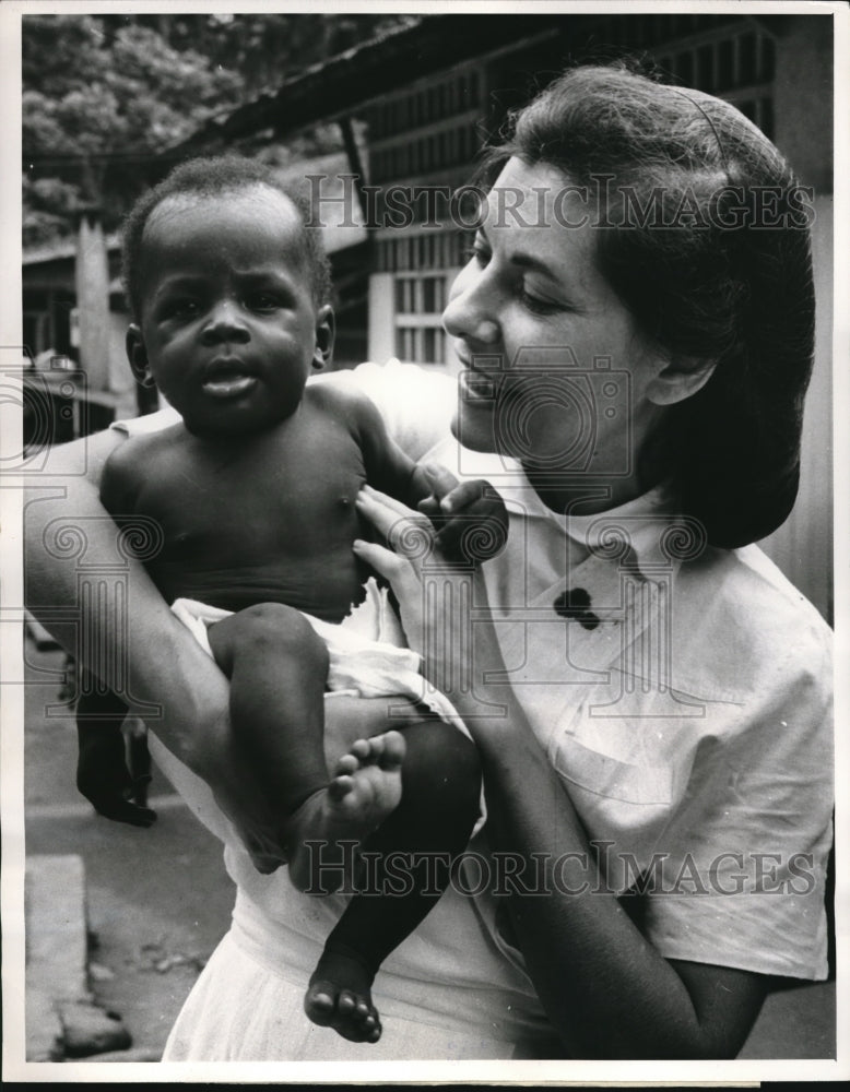 1961 Press Photo Marie L Cullum of NY& native child in Africa- Historic Images