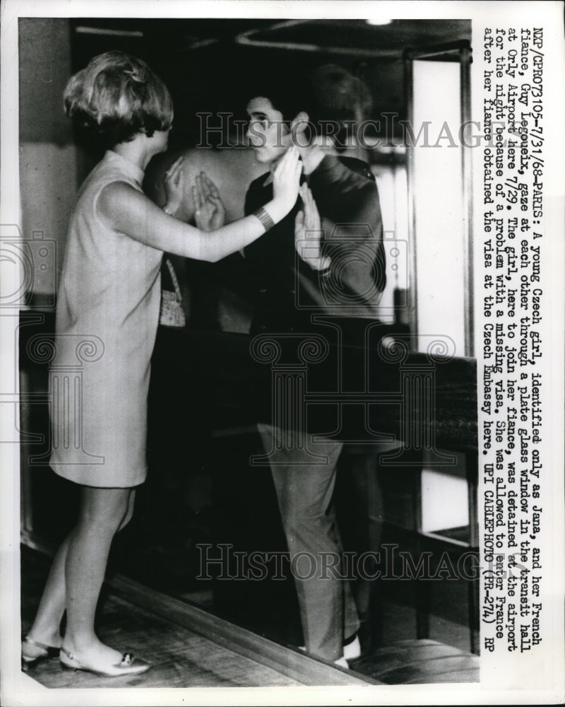 1968 Press Photo Paris Czech girl Jana &amp; French fiance Guy Legoueix at airport- Historic Images