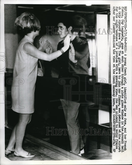 1968 Press Photo Paris Czech girl Jana & French fiance Guy Legoueix at airport- Historic Images