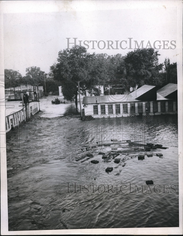 1947 Press Photo Ottumwa Iowa debris in floodwaters as workers search for victims