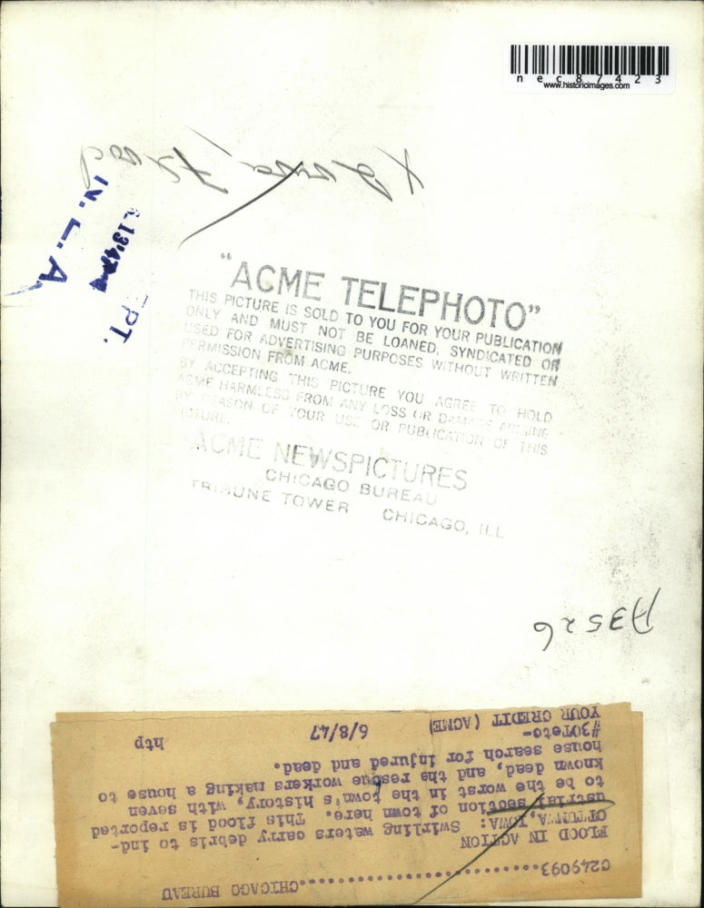 1947 Press Photo Ottumwa Iowa debris in floodwaters as workers search for victims