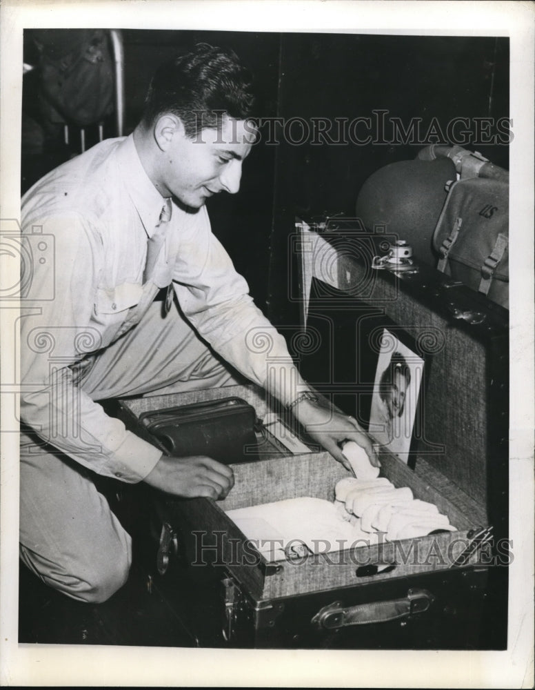 1942 Press Photo McClellan Field Calif Pvt Frank Mazer & his foot locker- Historic Images