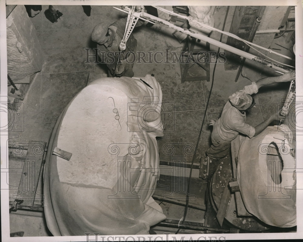 1938 Press Photo Benjamin Franklin memorial ad workers prepare it in Philadelphia Pa