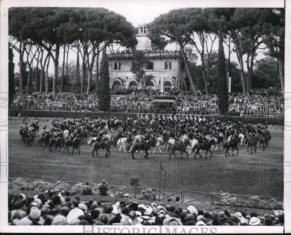 1952 Press Photo Rome Italy Piazza Di Siena mounted police display- Historic Images