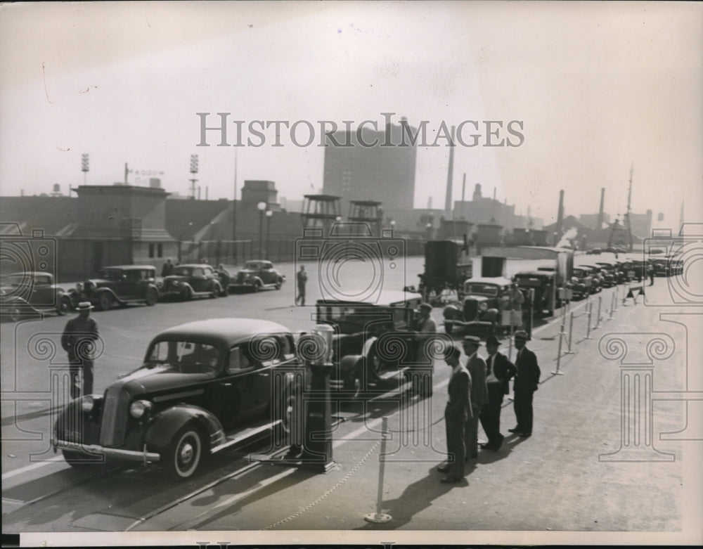 1936 Press Photo Chicago Cars Waiting in Line for Compulsory Auto Testing- Historic Images