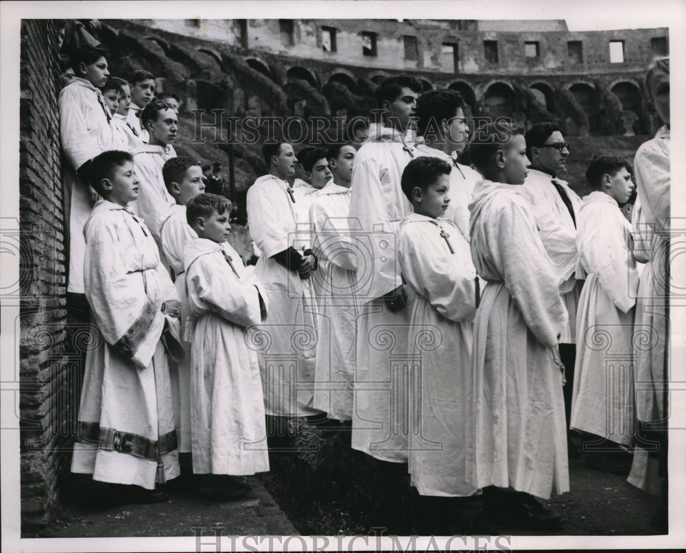 1951 Press Photo Rome Italy Wooden Cross choir at Colieuseum rehearsal- Historic Images