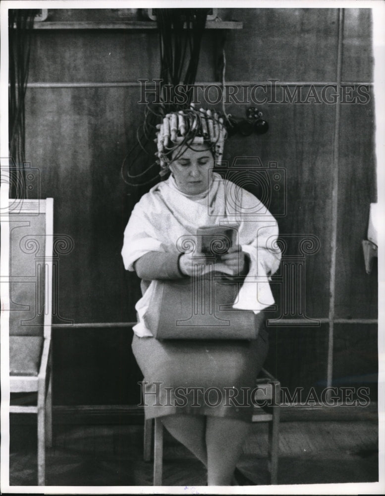 Load image into Gallery viewer, 1961 Press Photo Lady Gets Old-Fashioned Permanent Wave with Heavy Cords
