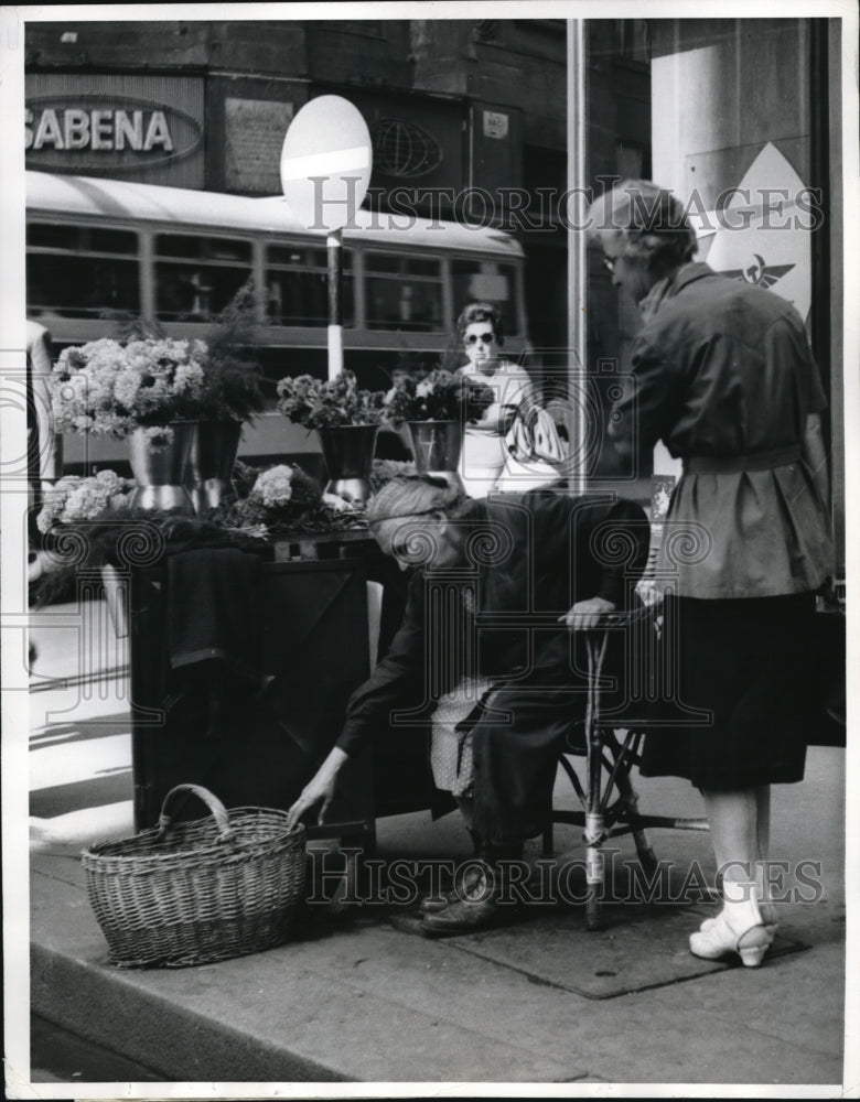 1963 Press Photo An old lady sells flowers at the Vaci Utca in Budapest