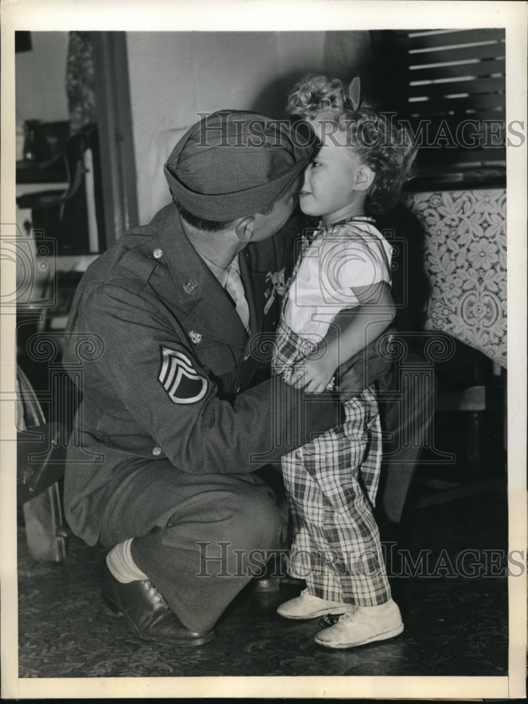 1945 Press Photo Pat meets her military dad as he returns from war- Historic Images