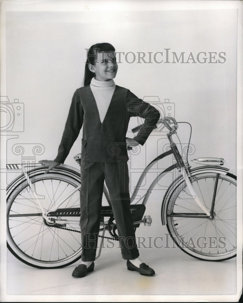 Load image into Gallery viewer, 1948 Press Photo Cheryl Ann Summers model ensemble by Sacony
