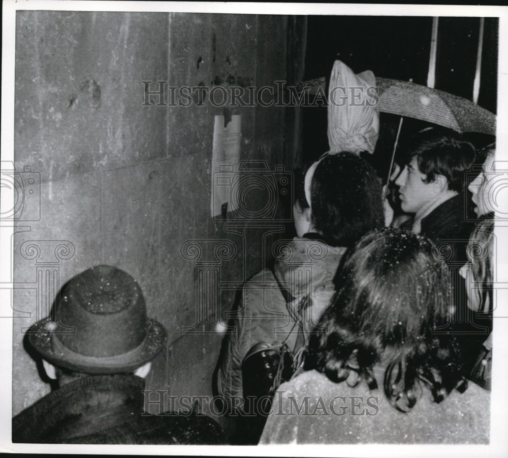 1969 Press Photo Prague citizens &amp; notice at Wenceslas Square suicide note- Historic Images