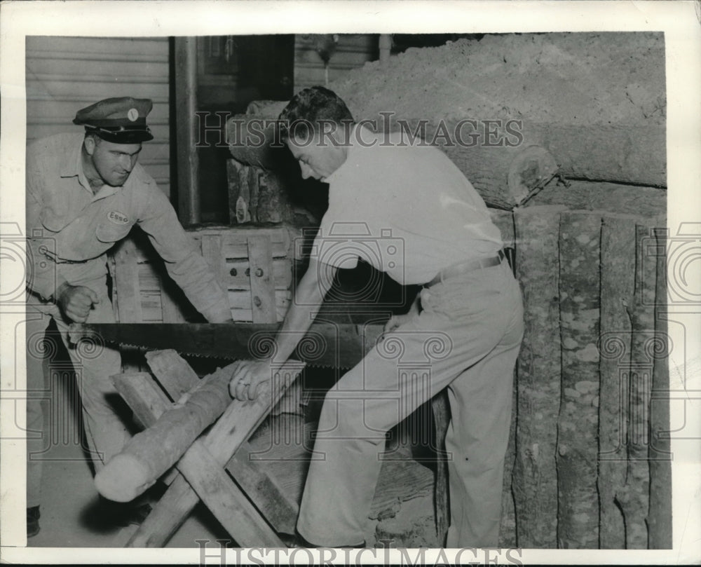 1942 Press Photo LO Beatty & JS Powell use cross cut saw in air raid shelter