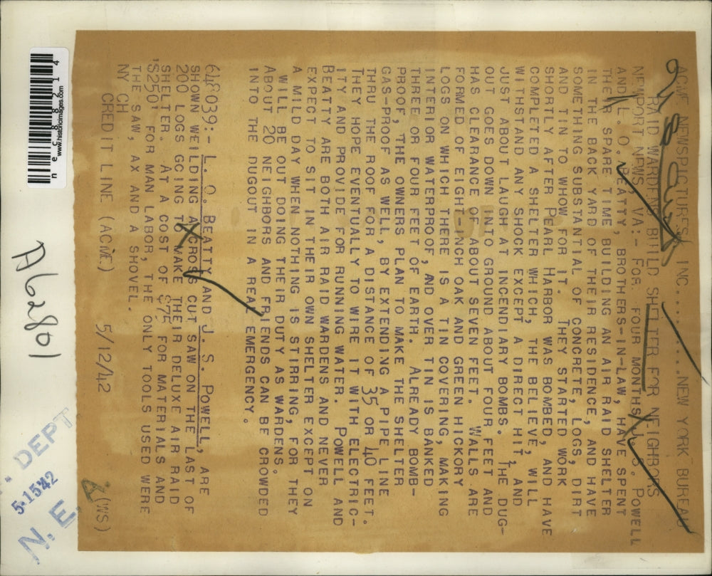 1942 Press Photo LO Beatty & JS Powell use cross cut saw in air raid shelter