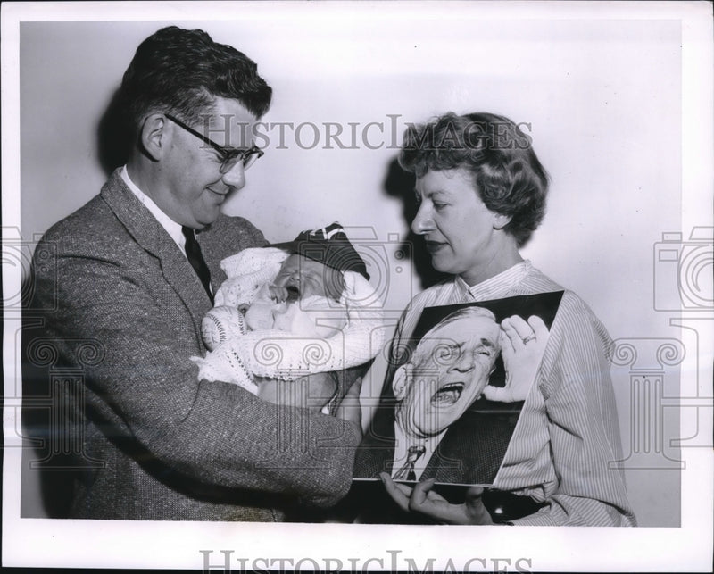 Load image into Gallery viewer, 1956 Press Photo Chicago Mr &amp; Mrs Rbt Kirkpatrick &amp; baby Corney
