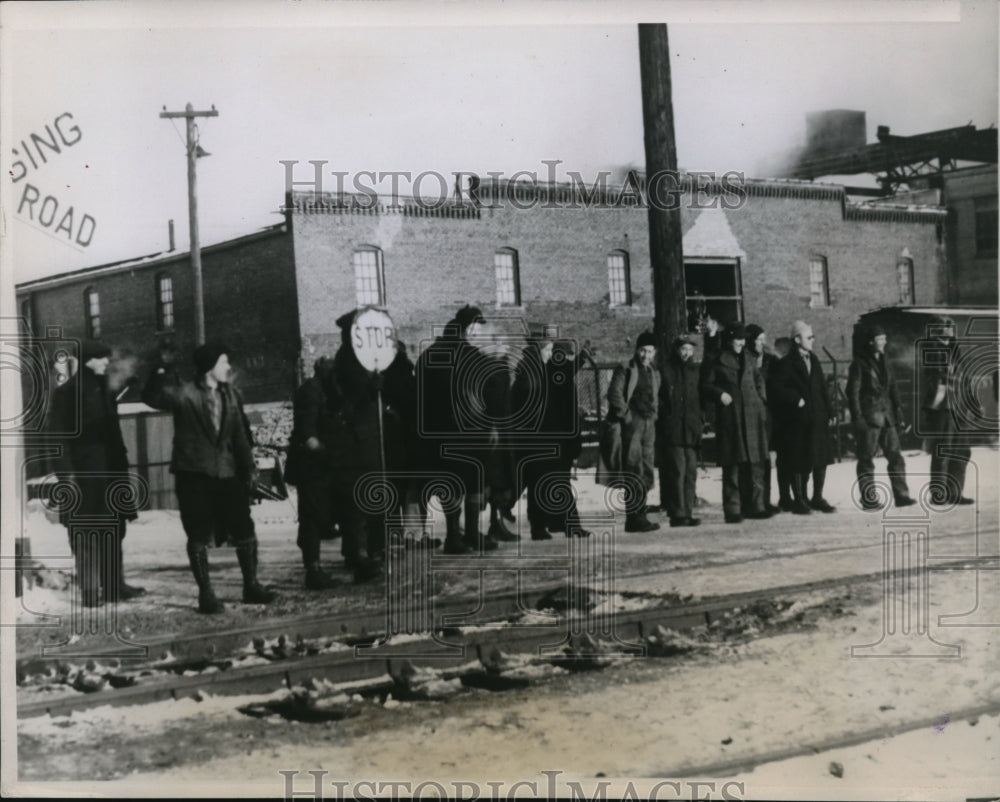 1936 Press Photo Pekin Ill, American Distilling Co striking workers
