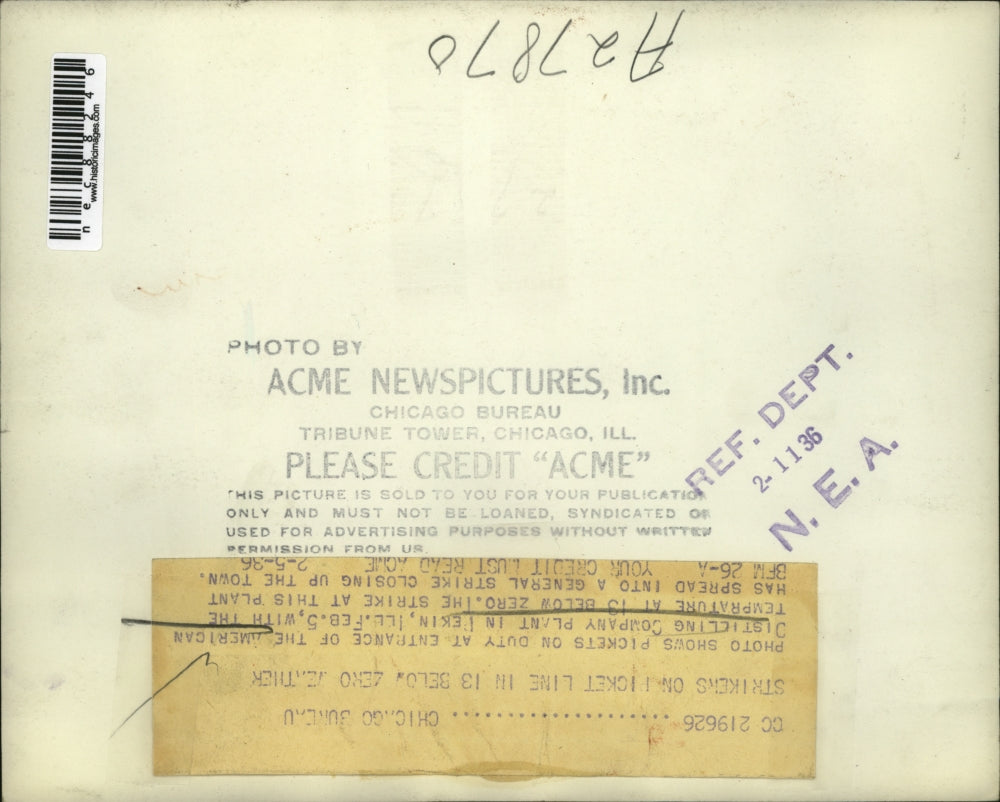 1936 Press Photo Pekin Ill, American Distilling Co striking workers