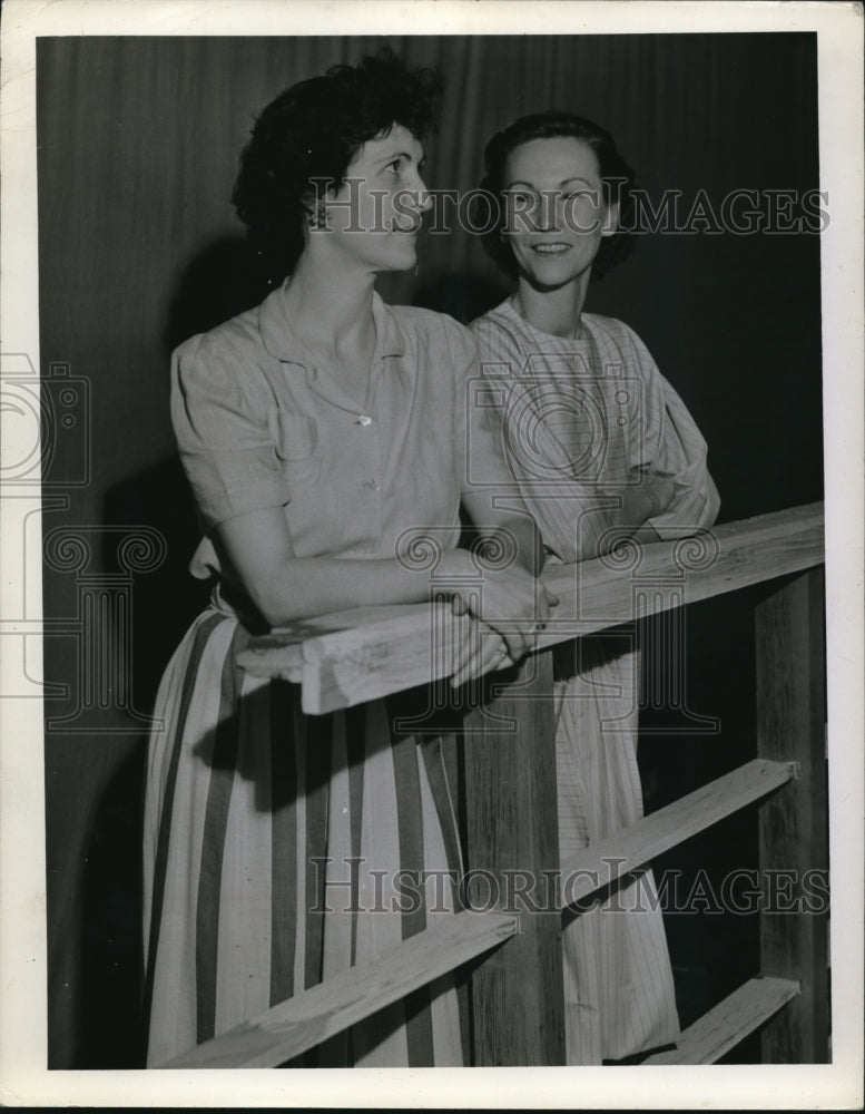 1942 Press Photo Mrs F McGuire & Phyllis Peckman of Cleveland Ohio