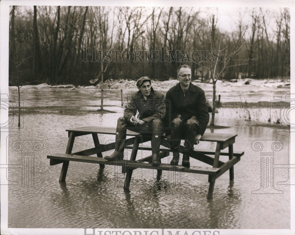 1957 Press Photo John Vidmar and Joseph Pierce in Flood Area