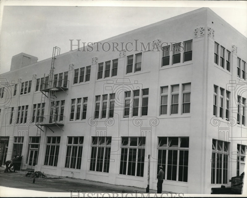 Load image into Gallery viewer, 1938 Press Photo At the Van Camp Office
