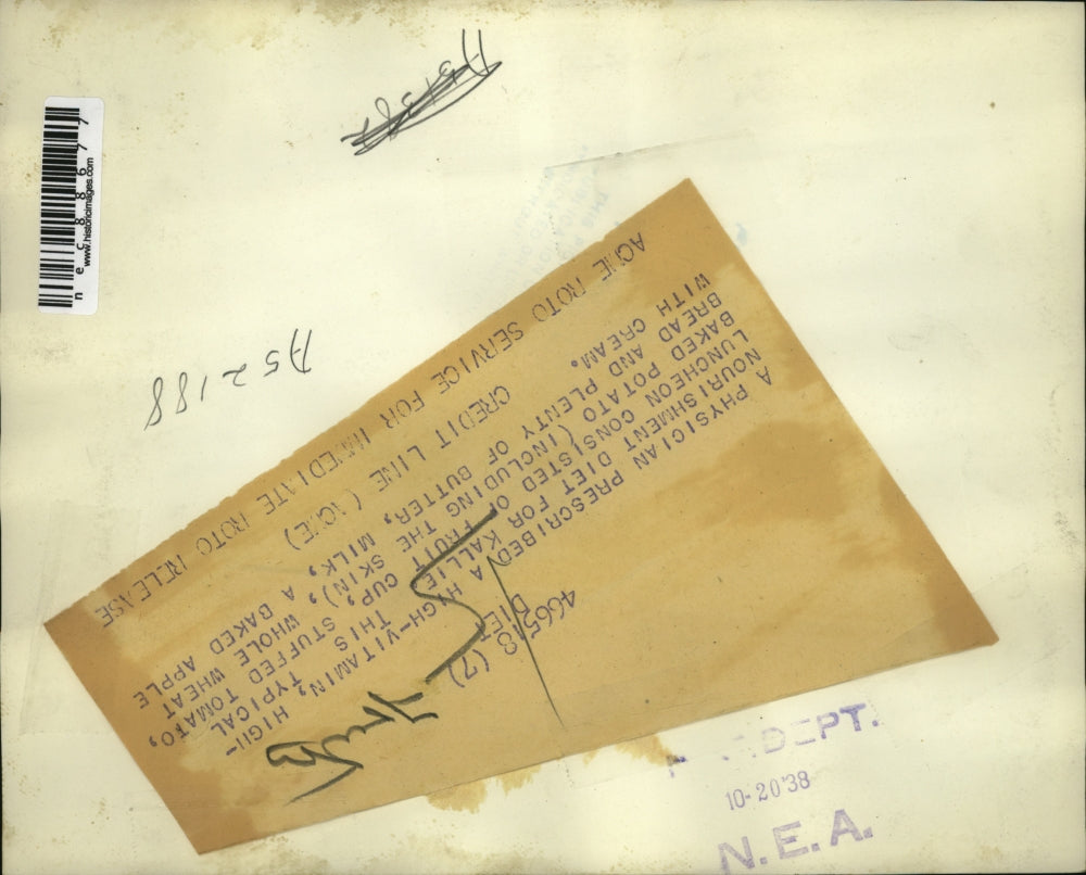 1938 Press Photo Kallie eating fruit cup , potato & bread meal