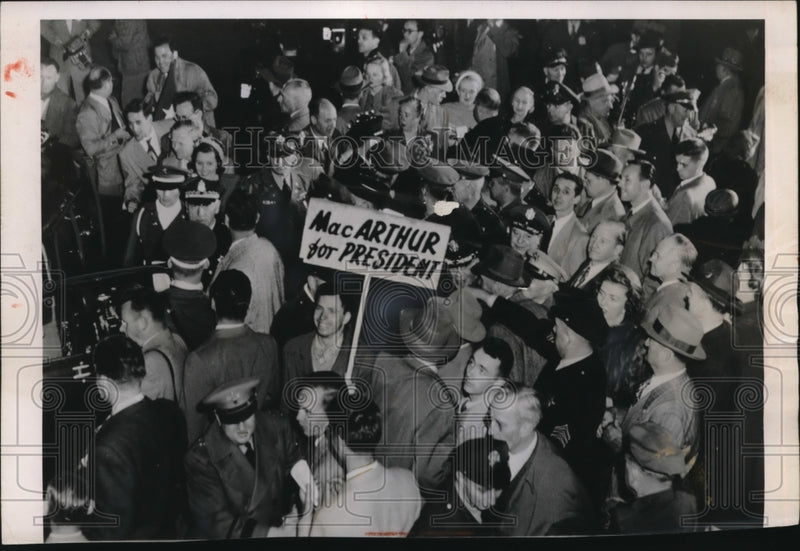 Load image into Gallery viewer, 1951 Press Photo San Francisco crowds of supporters for MacArthur for Pres.
