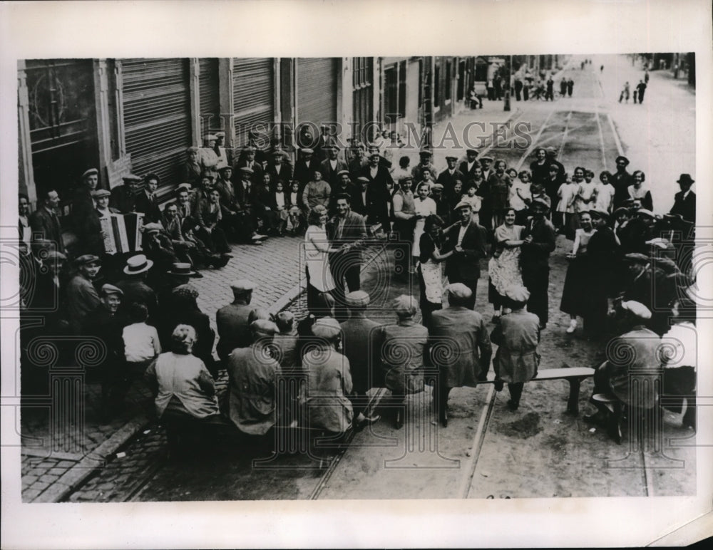 1936 Press Photo Bois De Breux in Belgium strikers at a plant
