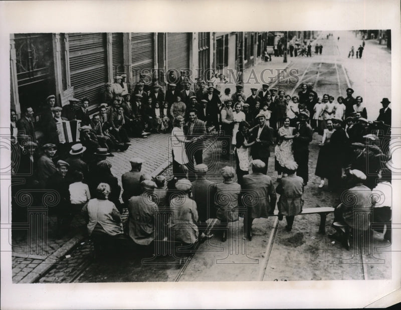 Load image into Gallery viewer, 1936 Press Photo Bois De Breux in Belgium strikers at a plant
