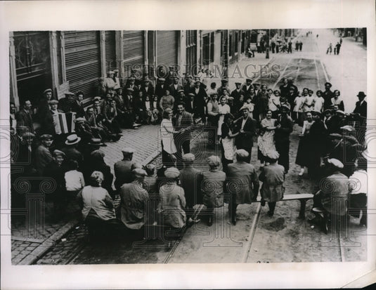 1936 Press Photo Bois De Breux in Belgium strikers at a plant