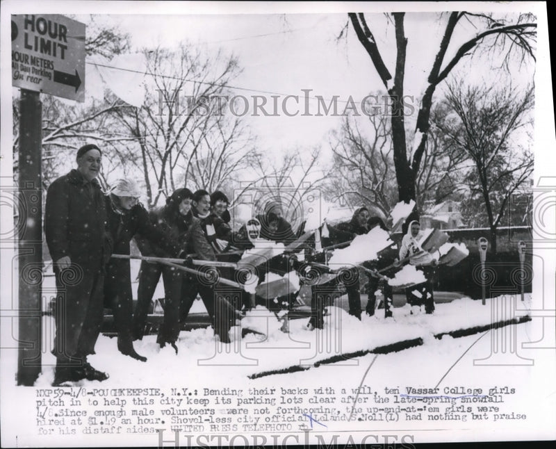 Load image into Gallery viewer, 1956 Press PhotoVassar College Girls Helps City after the late-spring-snowfall
