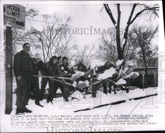 1956 Press PhotoVassar College Girls Helps City after the late-spring-snowfall