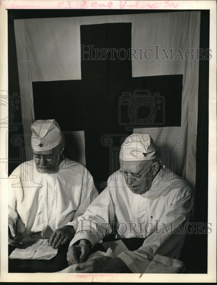 1942 Press Photo Adams and Androvette from Lumber make surgical dressings