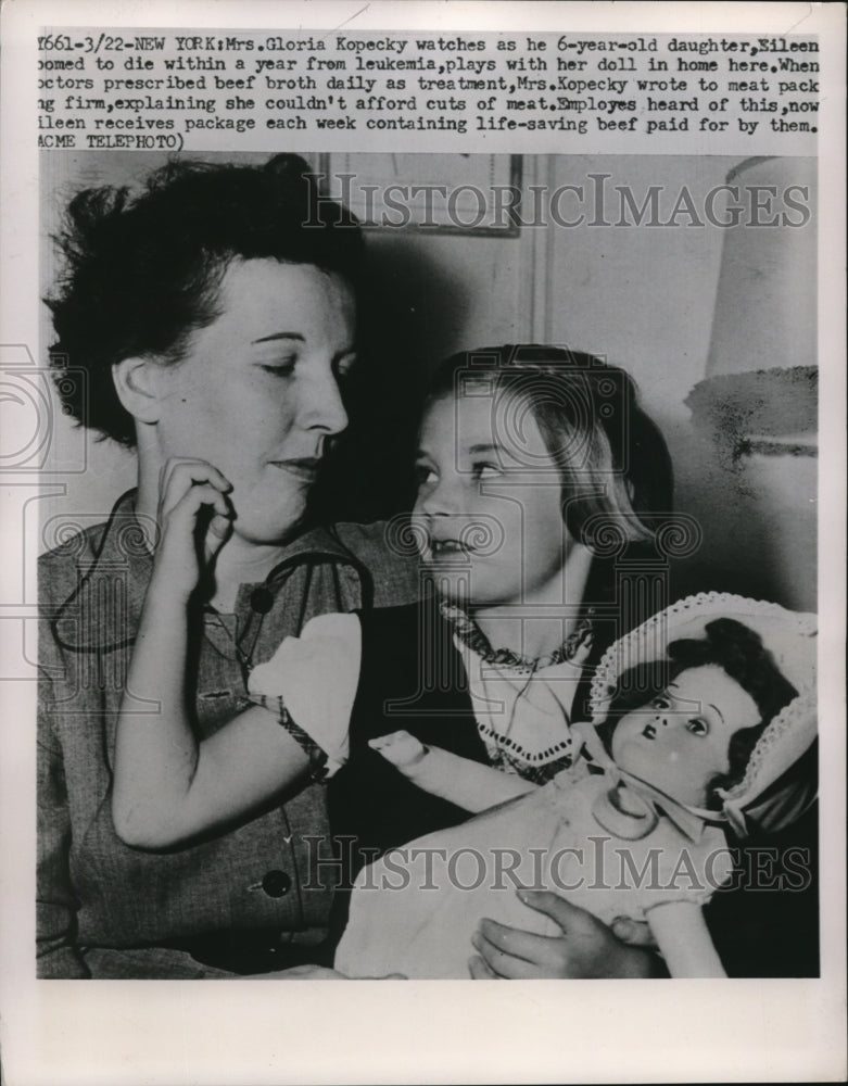 1951 Press Photo Gloria Kopecky watches daughter, Eileen, dying from leukemia