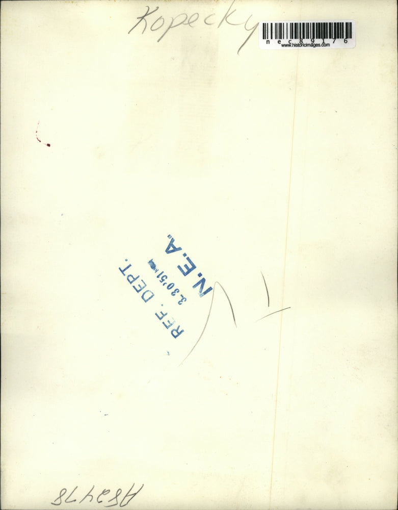 1951 Press Photo Gloria Kopecky watches daughter, Eileen, dying from leukemia