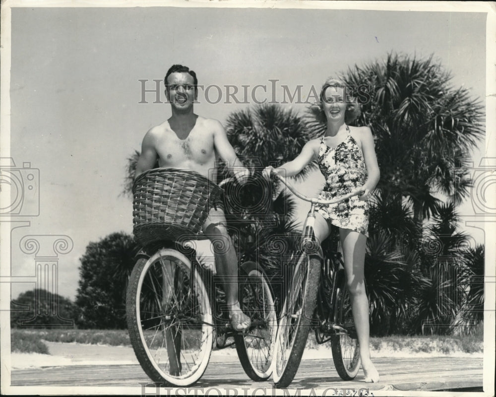 1939 Press Photo Mr & Mrs Abbott James on Boardwalk at Sea Island,Georgia