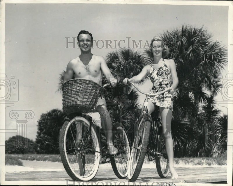 Load image into Gallery viewer, 1939 Press Photo Mr &amp; Mrs Abbott James on Boardwalk at Sea Island,Georgia
