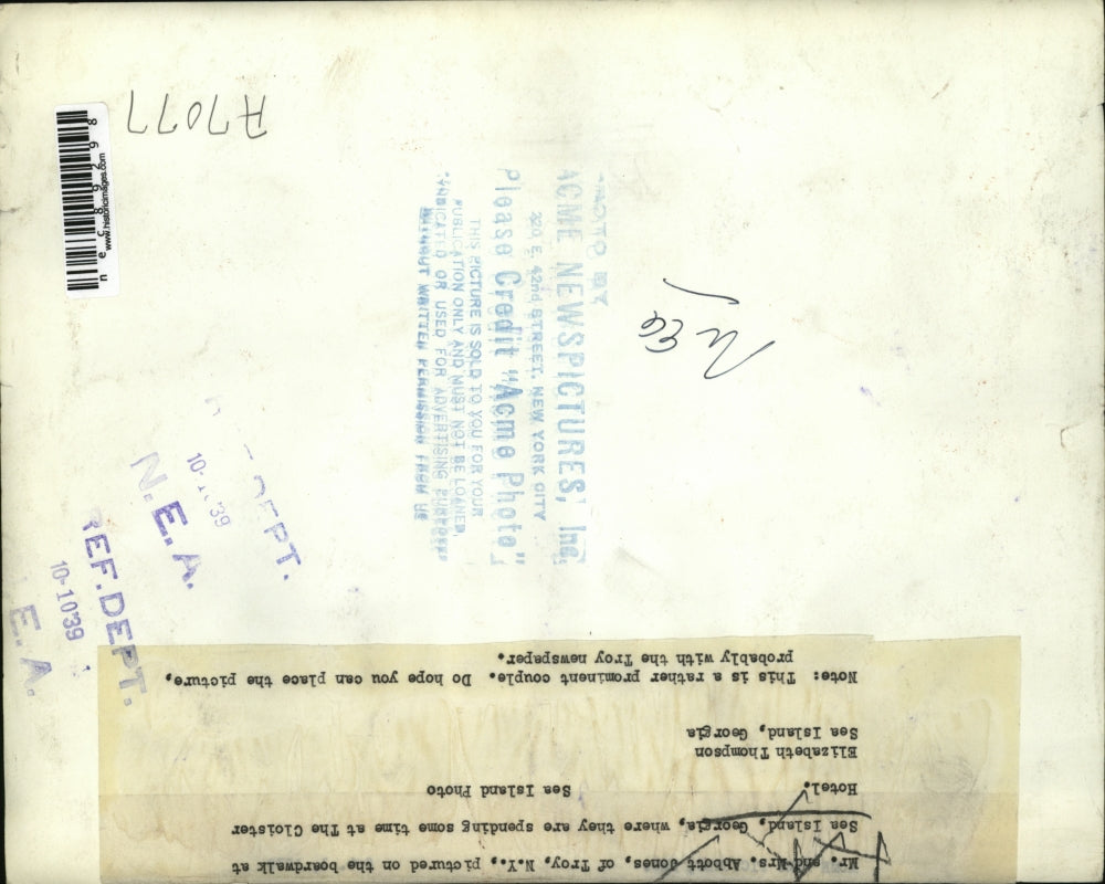 1939 Press Photo Mr & Mrs Abbott James on Boardwalk at Sea Island,Georgia